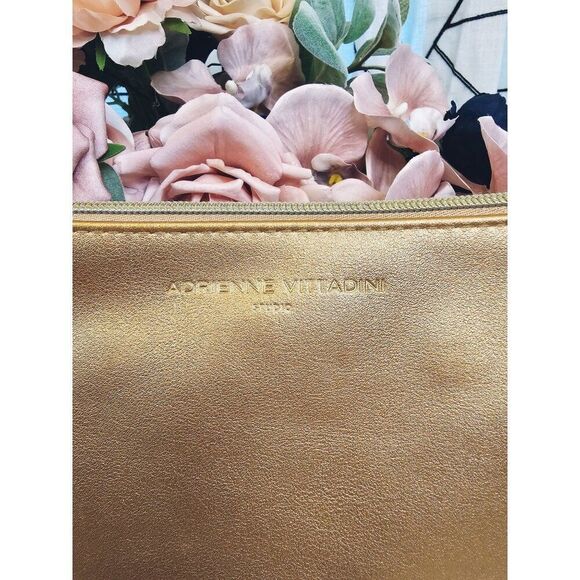 🔥$5/$25 Adrienne Vittadini Gold Metallic Clutch Wristlet With Logo Charm - Picture 4 of 9